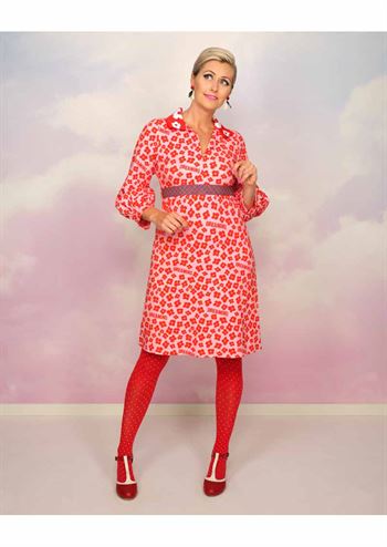Lyserød kjole med krave og sød bord og retro print fra MARGOT